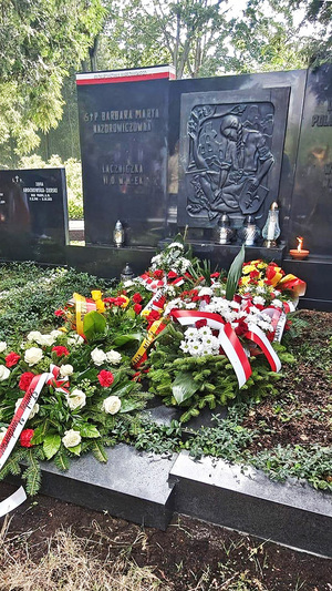 Na grobie Pani Barbary Nazdrowicz leżą wiązanki kwiatów. Na grobie Pani Barbary Nazdrowicz leżą wiązanki kwiatów.