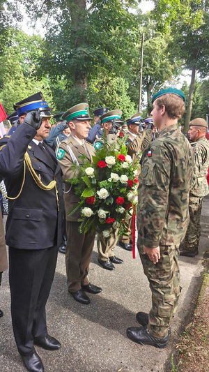 Funkcjonariusze oddają honor przed grobem Pani Barbary Nazdrowicz. Funkcjonariusze oddają honor przed grobem Pani Barbary Nazdrowicz.