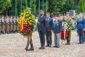 Pan Janusz Komorowski i Rafał Trzaskowski składają wieniec. Pan Janusz Komorowski i Rafał Trzaskowski składają wieniec.
