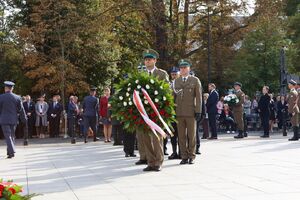 Delegacja składa wieniec pod pomnikiem. Delegacja składa wieniec pod pomnikiem.