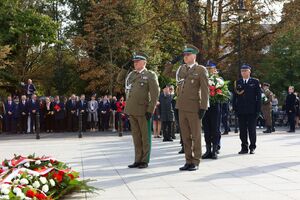 Funkcjonariusze oddaję honor. Funkcjonariusze oddaję honor.