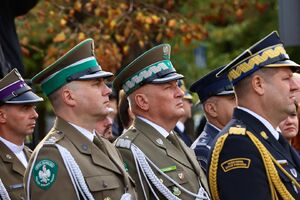 Gen. bryg. SG Dariusz Lutyński i ppłk. SG Krzysztof Przybytniak stoją wśród uczestników uroczystości. Gen. bryg. SG Dariusz Lutyński i ppłk. SG Krzysztof Przybytniak stoją wśród uczestników uroczystości.