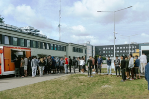 Mężczyźni czekają w kolejce do food trucka. Mężczyźni czekają w kolejce do food trucka.