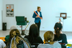 Cudzoziemcy oglądają występ iluzjonisty. Cudzoziemcy oglądają występ iluzjonisty.