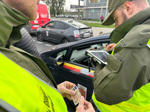 Funkcjonariusze sprawdzają dokumenty kierowcy. Funkcjonariusze sprawdzają dokumenty kierowcy.