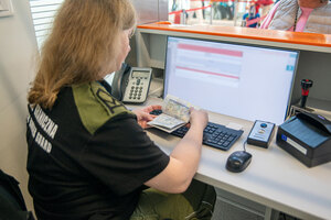 Funkcjonariuszka przegląda paszport. Funkcjonariuszka przegląda paszport.