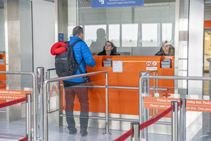 Podróżny stoi przed kabiną kontrolerską. Podróżny stoi przed kabiną kontrolerską.