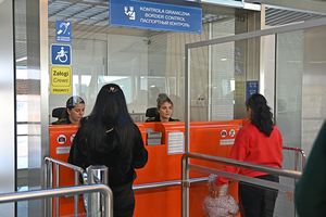 Kobiety stoją przed kabiną kontrolerską. Kobiety stoją przed kabiną kontrolerską.