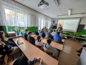 Funkcjonariusz prowadzi zajęcia z uczniami w sali lekcyjnej. Funkcjonariusz prowadzi zajęcia z uczniami w sali lekcyjnej.