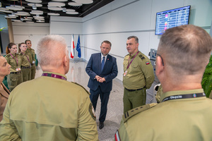 Minister rozmawia z funkcjonariuszami. Minister rozmawia z funkcjonariuszami.