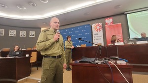 Funkcjonariusz prowadzi wykład. Funkcjonariusz prowadzi wykład.