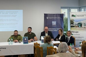 Uczestnicy spotkania siedzą przy stole. Uczestnicy spotkania siedzą przy stole.