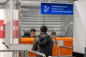 Funkcjonariusz przeprowadza kontrolę graniczną. Funkcjonariusz przeprowadza kontrolę graniczną.