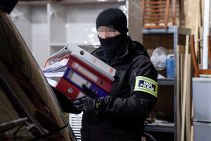 Funkcjonariusz CBZC trzyma segregatory z dokumentami. Funkcjonariusz CBZC trzyma segregatory z dokumentami.