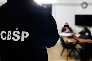 Funkcjonariusze CBŚP prowadzą czynności z zatrzymanym. Funkcjonariusze CBŚP prowadzą czynności z zatrzymanym.
