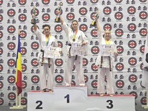 Zawodniczki stoją na podium. Zawodniczki stoją na podium.