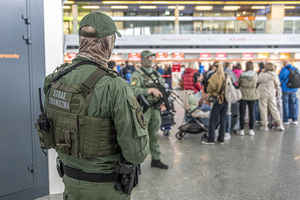 Funkcjonariusze Grupy Interwencji Specjalnych patrolują terminal. Funkcjonariusze Grupy Interwencji Specjalnych patrolują terminal.