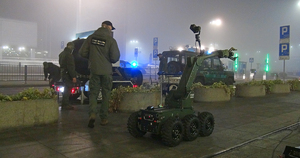 Robot pirotechniczny, obok stoi funkcjonariusz Grupy Interwencji Specjalnych. Zdjęcie ilustracyjne. Robot pirotechniczny, obok stoi funkcjonariusz Grupy Interwencji Specjalnych. Zdjęcie ilustracyjne.