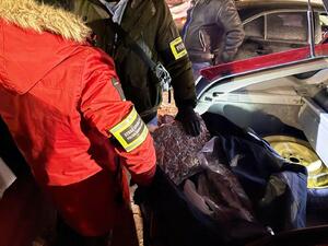 Funkcjonariusze stoją przy otwartym bagażniku, w środku widoczne zapakowane narkotyki. Funkcjonariusze stoją przy otwartym bagażniku, w środku widoczne zapakowane narkotyki.