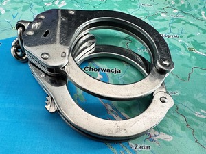 Kajdanki leżą na mapie Chorwacji. Kajdanki leżą na mapie Chorwacji.