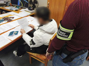 Funkcjonariusze Straży Granicznej podczas wykonywania czynności służbowych. Funkcjonariusze Straży Granicznej podczas wykonywania czynności służbowych.