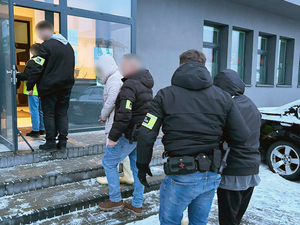 Funkcjonariusze Straży Granicznej podczas wykonywania czynności służbowych. Funkcjonariusze Straży Granicznej podczas wykonywania czynności służbowych.