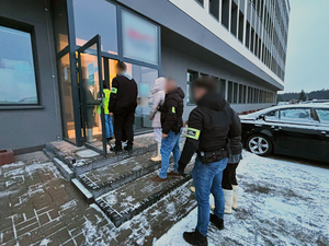 Funkcjonariusze Straży Granicznej podczas wykonywania czynności służbowych. Funkcjonariusze Straży Granicznej podczas wykonywania czynności służbowych.