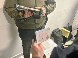 Funkcjonariusze sprawdzają dokument. Funkcjonariusze sprawdzają dokument.