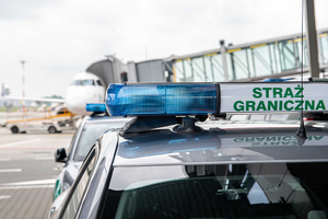 Pojazd służbowy Straży Granicznej, w tle samolot. Pojazd służbowy Straży Granicznej, w tle samolot.