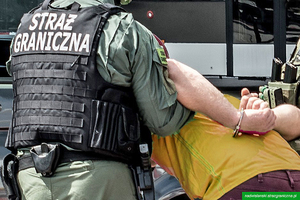 Funkcjonariusz prowadzi mężczyznę w kajdankach./archiwum. Funkcjonariusz prowadzi mężczyznę w kajdankach./archiwum.