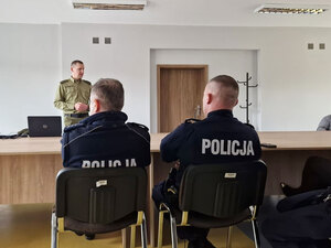 Funkcjonariusz prowadzi szkolenie. Funkcjonariusz prowadzi szkolenie.