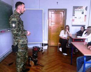 Spotkanie funkcjonariuszy z uczniami. Spotkanie funkcjonariuszy z uczniami.