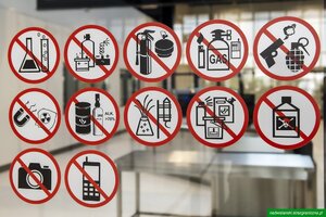 Tablica informacyjna przed kontrolą bezpieczeństwa. Tablica informacyjna przed kontrolą bezpieczeństwa.