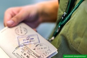 Funkcjonariusz trzyma paszport. Zdjęcie ilustracyjne. Funkcjonariusz trzyma paszport. Zdjęcie ilustracyjne.