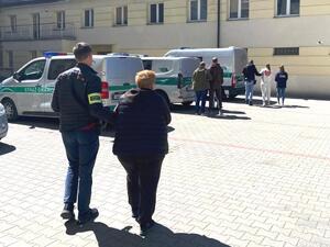 Funkcjonariusze prowadzą zatrzymanych. Funkcjonariusze prowadzą zatrzymanych.