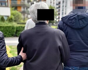 Funkcjonariusze prowadzą zatrzymanego. zdj. CBŚP. Funkcjonariusze prowadzą zatrzymanego. zdj. CBŚP.
