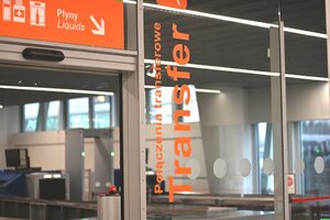 Drzwi z napisem połączenia transferowe. Drzwi z napisem połączenia transferowe.