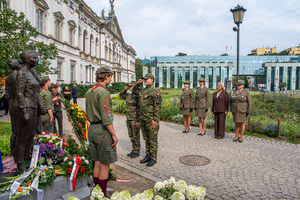 Złożenie wieńca pod pomnikiem Kobietom Powstania Warszawskiego. Złożenie wieńca pod pomnikiem Kobietom Powstania Warszawskiego.