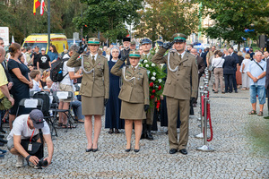 Uroczystość pod Pomnikiem Ofiar Rzezi Woli. Uroczystość pod Pomnikiem Ofiar Rzezi Woli.