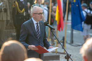 Uroczystość pod Pomnikiem Ofiar Rzezi Woli. Uroczystość pod Pomnikiem Ofiar Rzezi Woli.