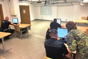 Funkcjonariusze podczas szkolenia. Funkcjonariusze podczas szkolenia.