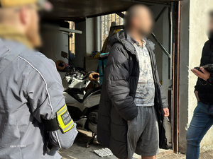 Funkcjonariusze kontrolują cudzoziemca. Funkcjonariusze kontrolują cudzoziemca.