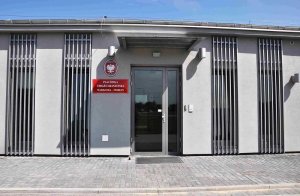 Wejście do budynku Placówki Straży Granicznej Warszawa-Modlin. Wejście do budynku Placówki Straży Granicznej Warszawa-Modlin.
